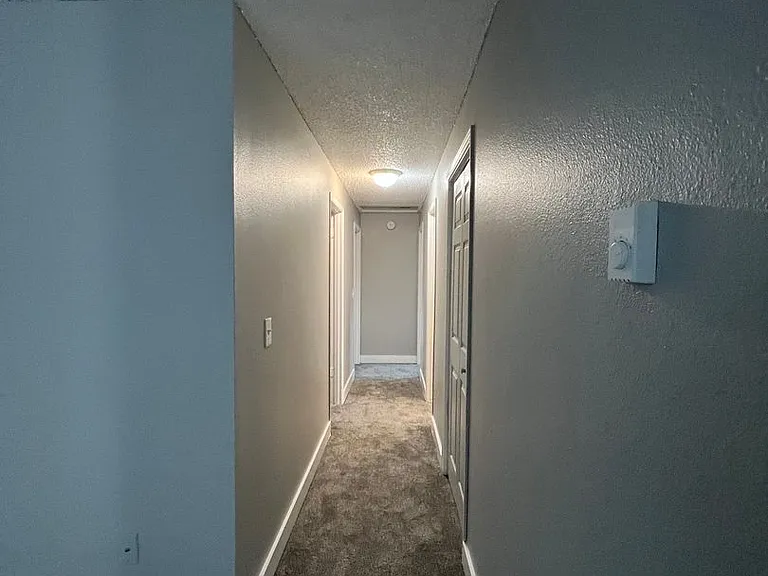 Surrey Square Apartments — Photo 40