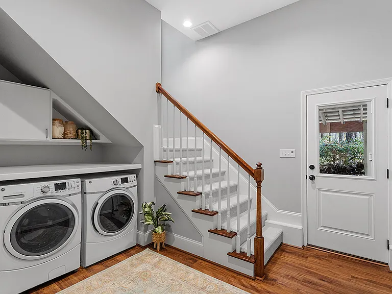 109 Grosvenor Dr — Photo 2