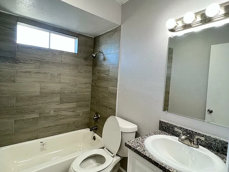 La Hacienda Apartments — Photo 12