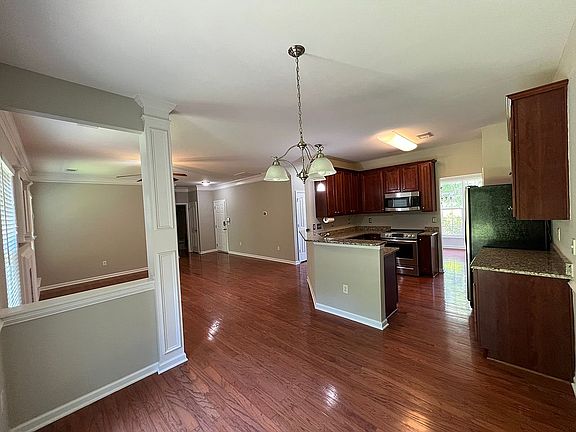 Breakfast Area & Kitchen