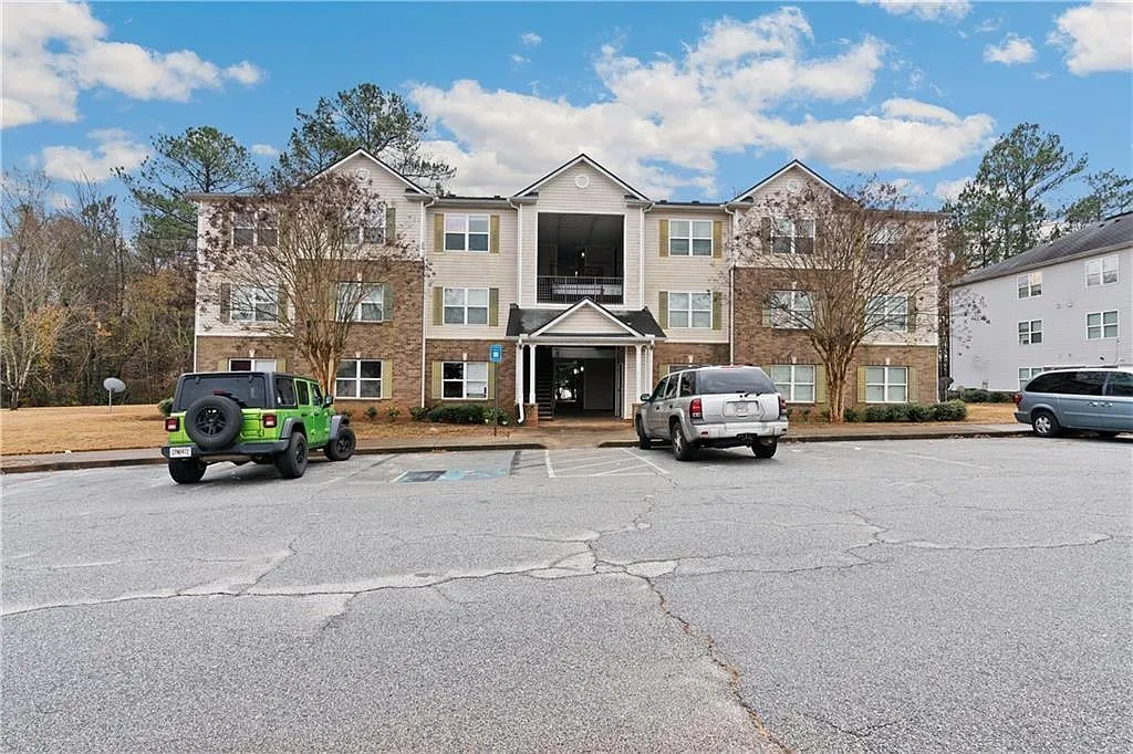 3 bed, 2.0 bath, 1292 sqft, $1,770 — Photo 2