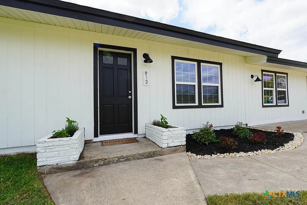 3 bed, 2.0 bath, 1685 sqft, $1,850 — Photo 2