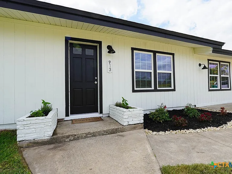913 Hander Ln — Photo 2