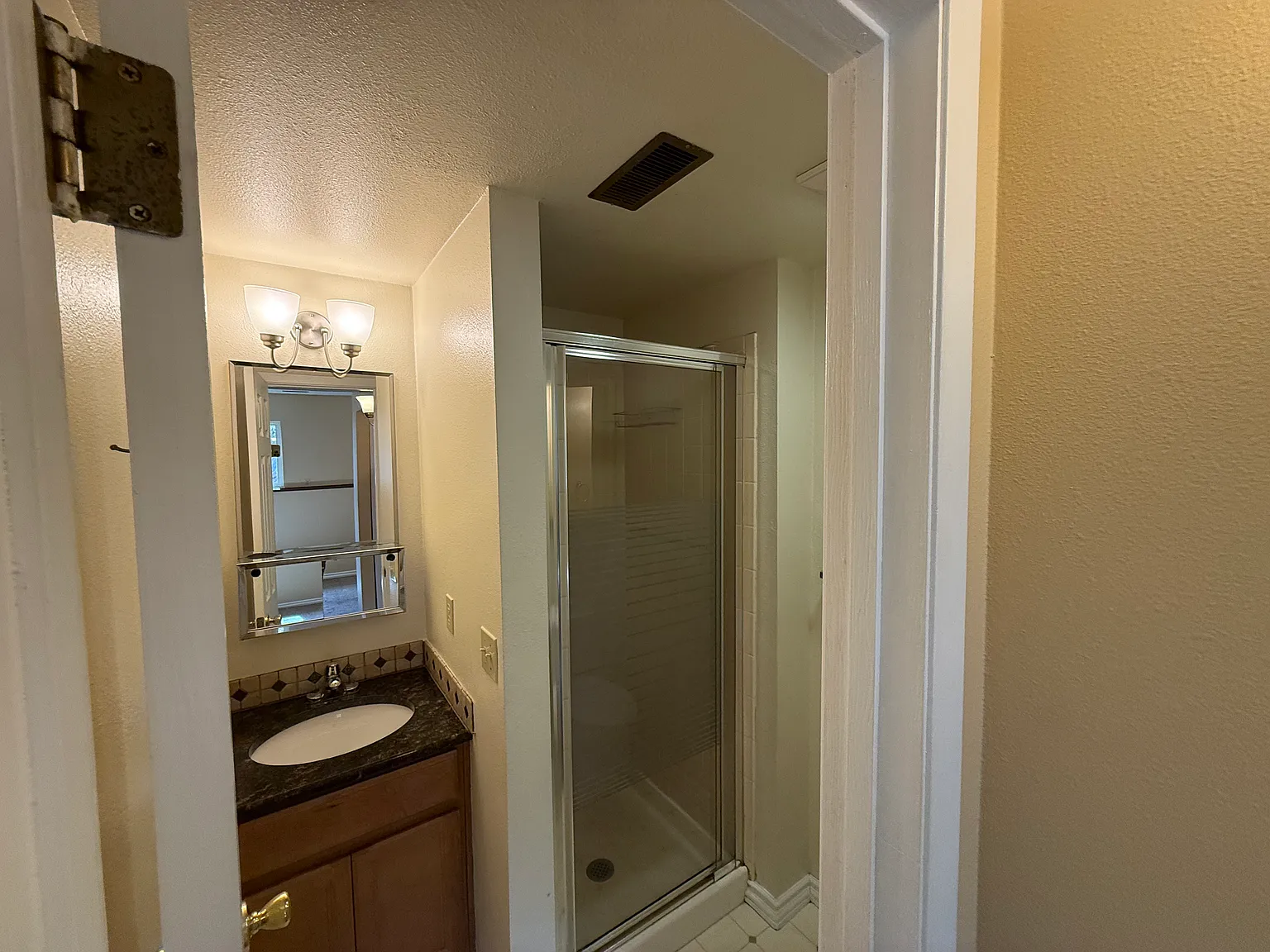 3 bed, 1250 sqft, $2,250 — Photo 2