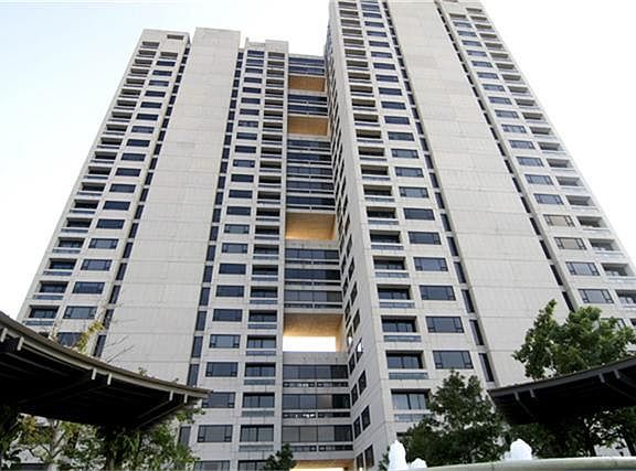 2nd image of 1111 Hermann Dr Unit 28A