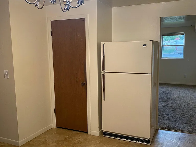 338 E Center St — Photo 8