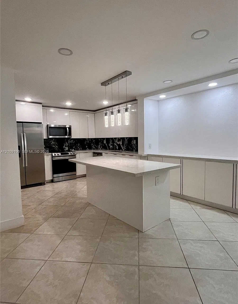 Sovereigns Condo — Photo 3