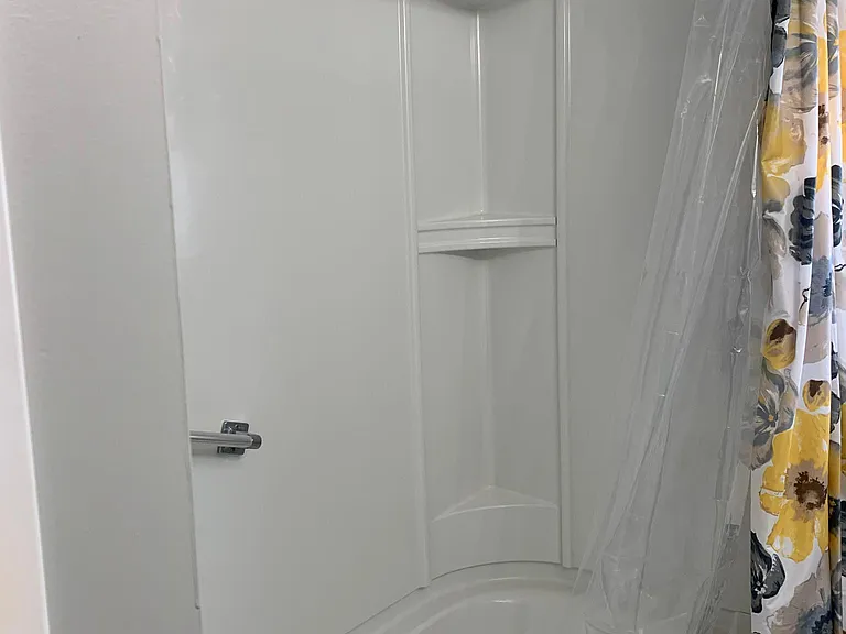 1st floor bathroom 
tub/shower combo