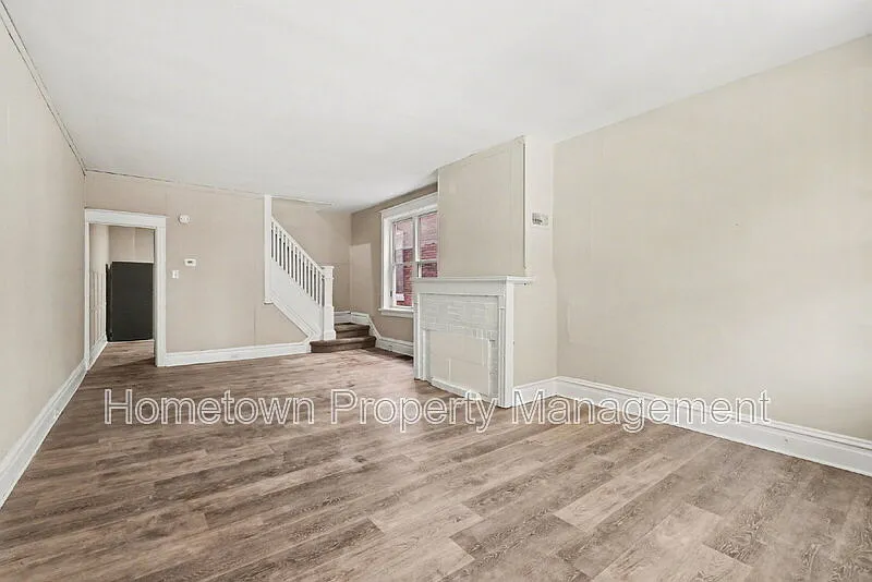 3 bed, 1.0 bath, 1272 sqft, $1,600 — Photo 2