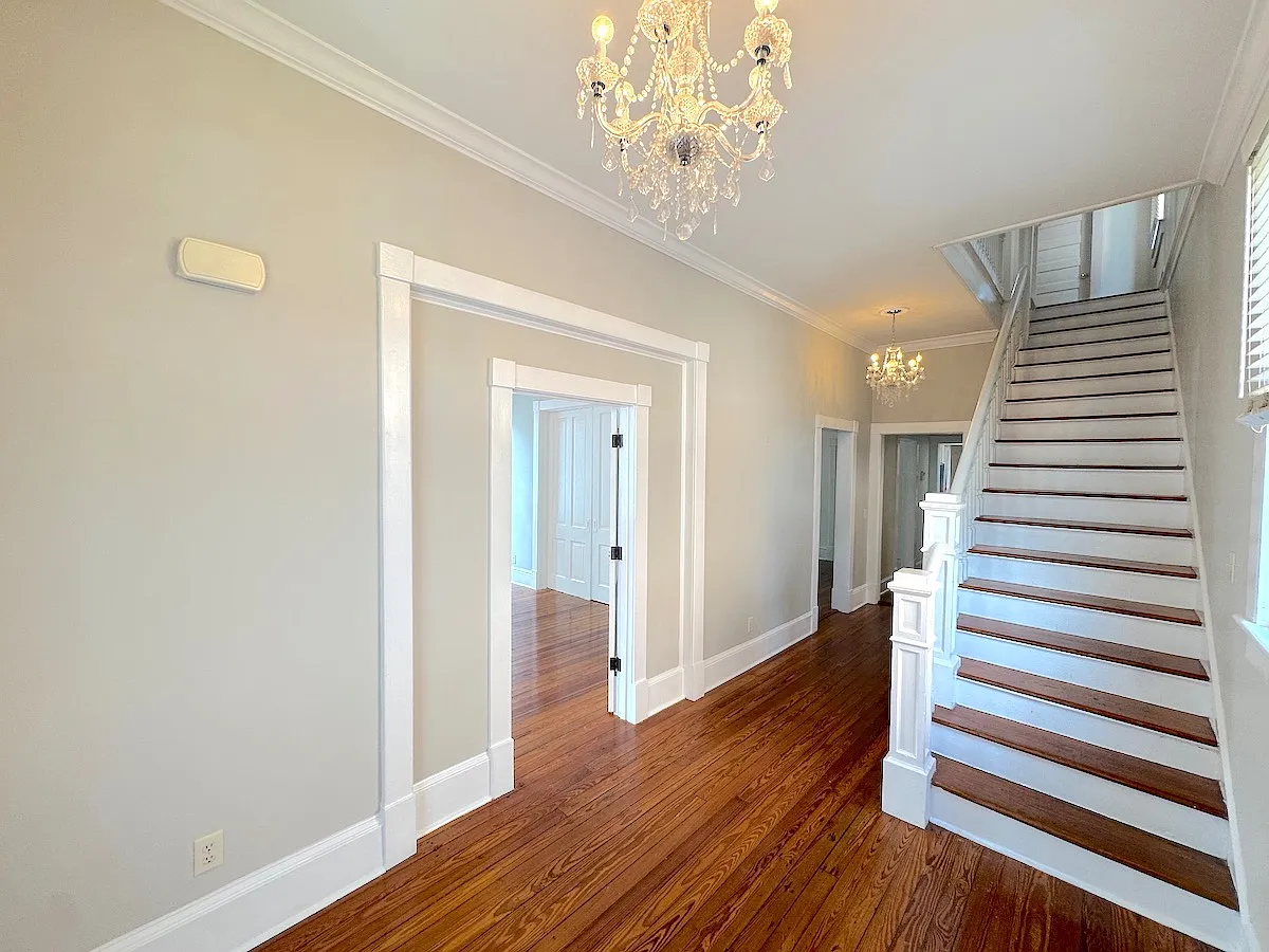 313 W 33rd St — Photo 2