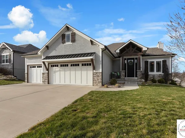 913 SE Wood Ridge Ct, Blue Springs, MO 64014