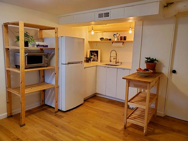 Kitchenette/living room/office