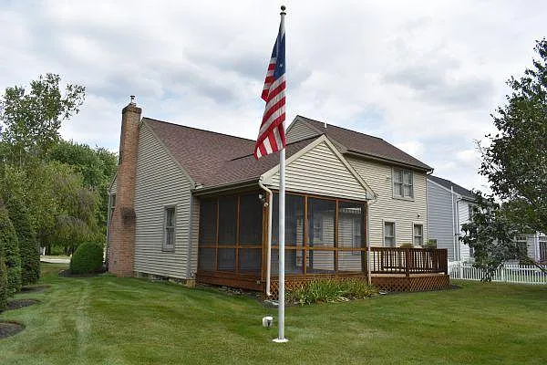 3 bed, 2.5 bath, 1800 sqft, $3,600 — Photo 2