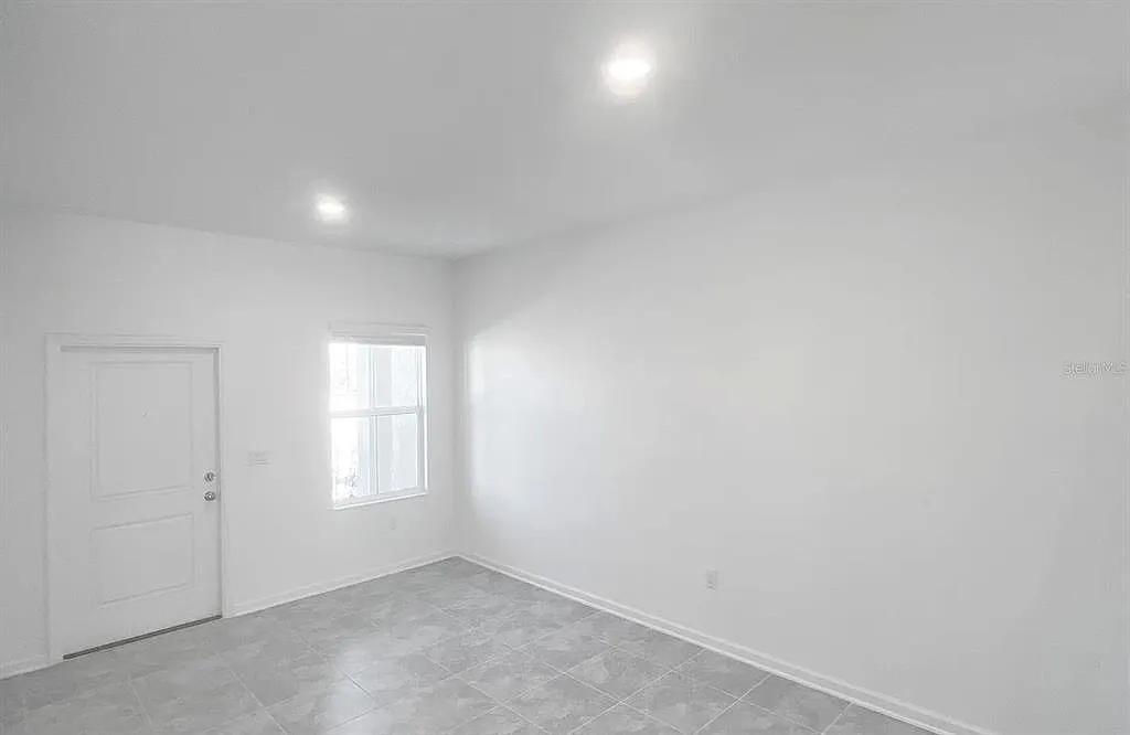 3 bed, 2.5 bath, 1689 sqft, $1,800 — Photo 2