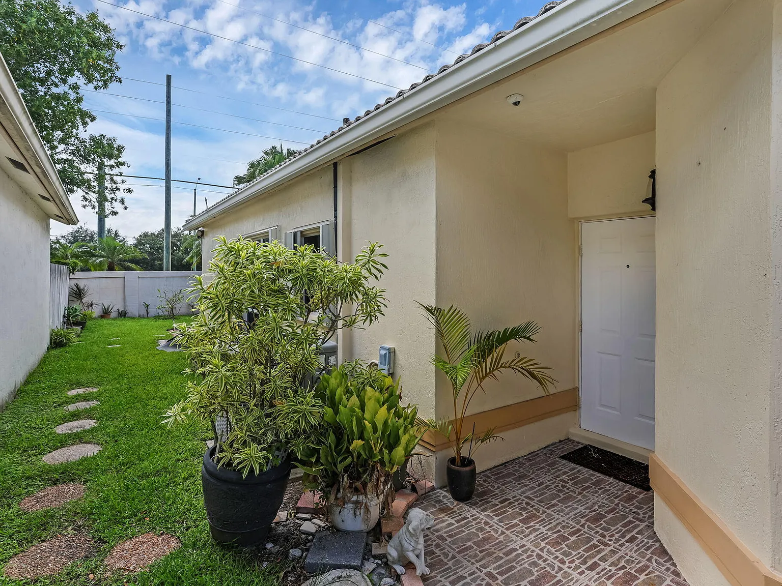 3 bed, 2.0 bath, 1875 sqft, $3,400 — Photo 3