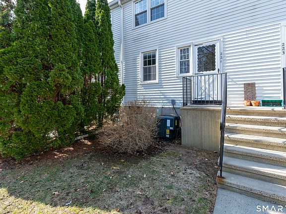 3rd image of 221 Sylvan Knoll Road