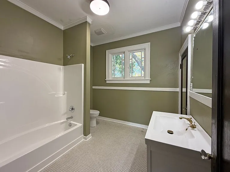 551 E Boswell St — Photo 3