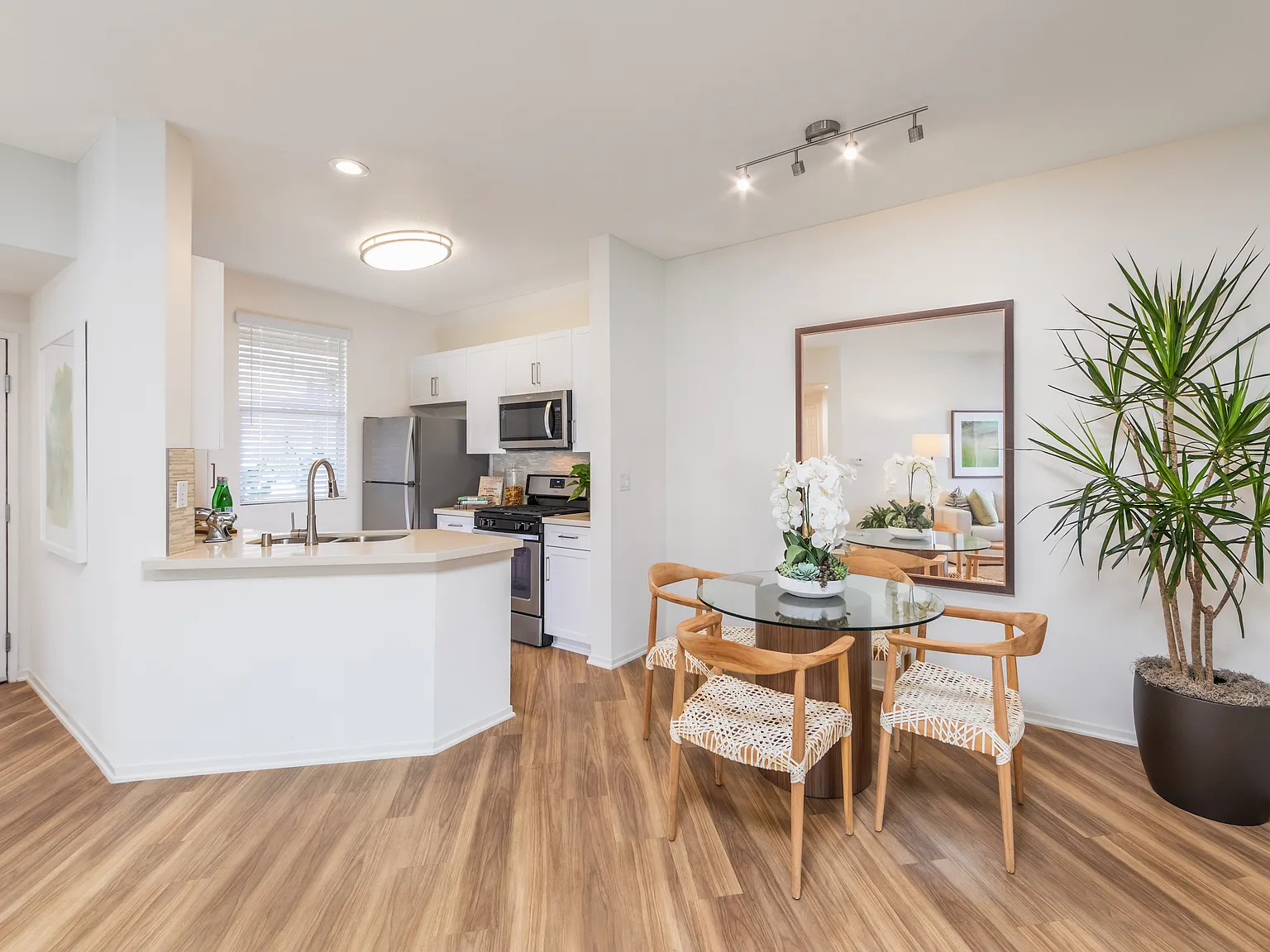 Vista Bella Apartment Homes — Photo 2