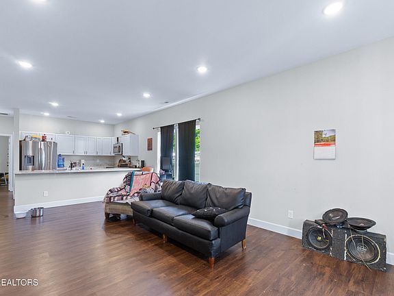 2nd image of 2015 Blythe Ave SE