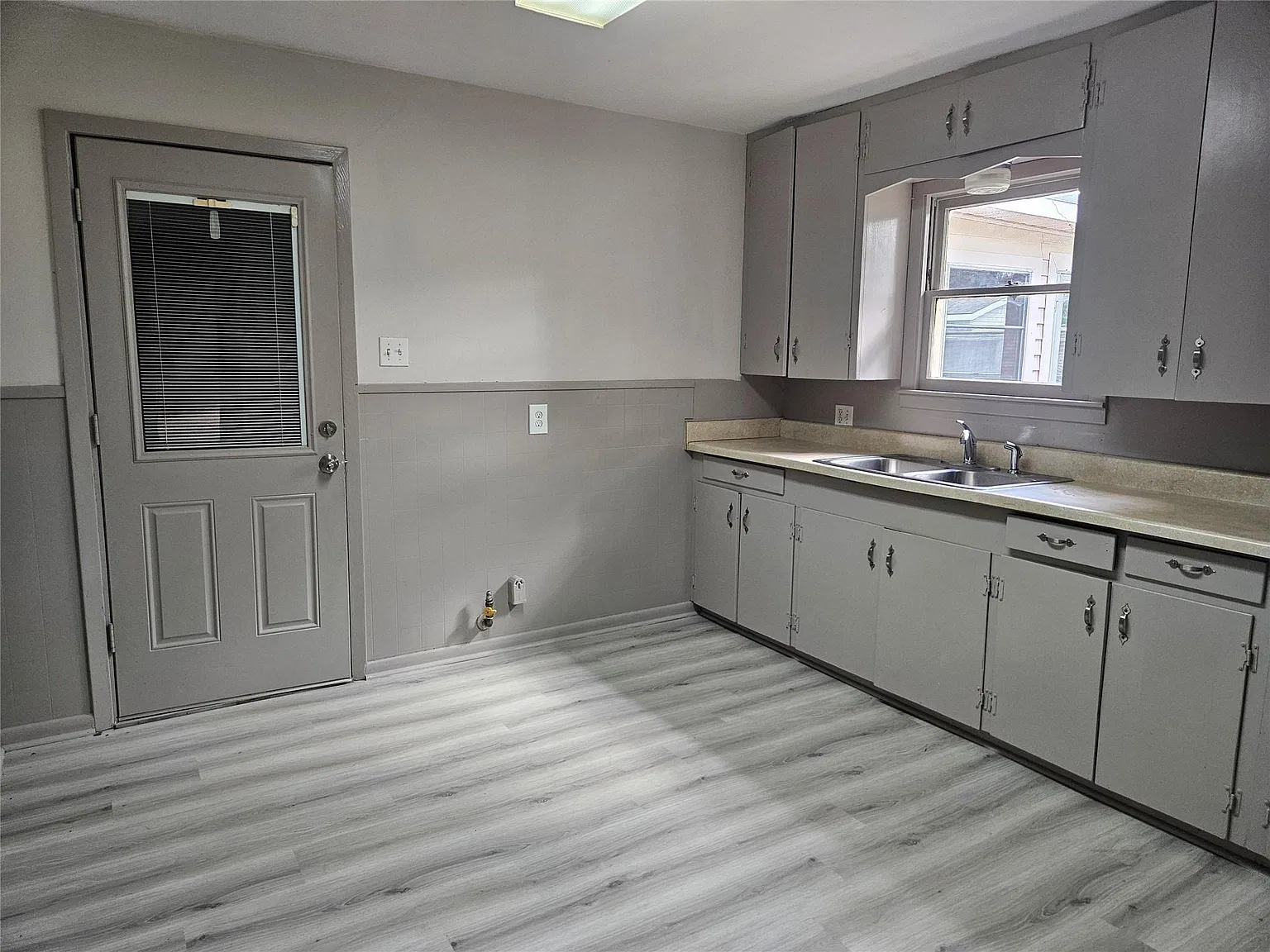 3 bed, 1.0 bath, 1176 sqft, $1,700 — Photo 2