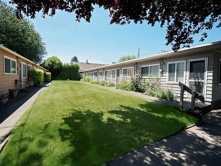 Clinton Court | Exterior
