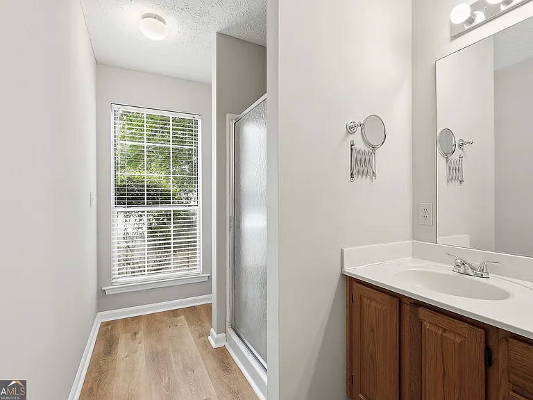 518 Longwood Ln — Photo 26