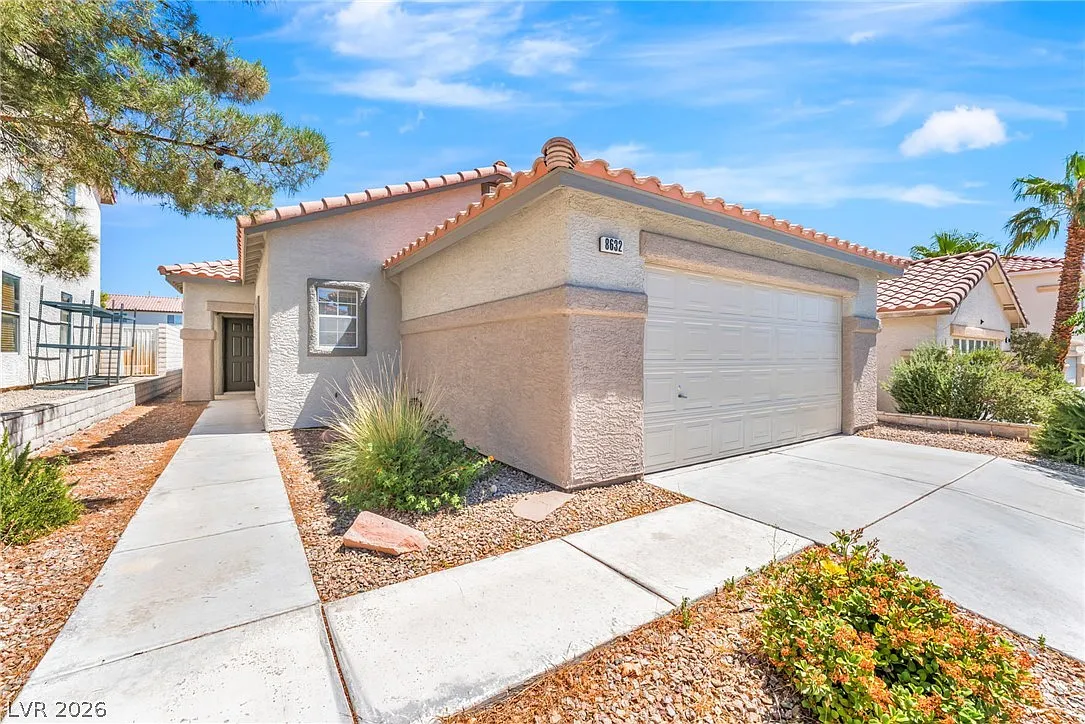 3 bed, 2.0 bath, 1316 sqft, $2,100 — Photo 2
