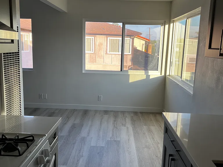 205 E Acacia St #C — Photo 9