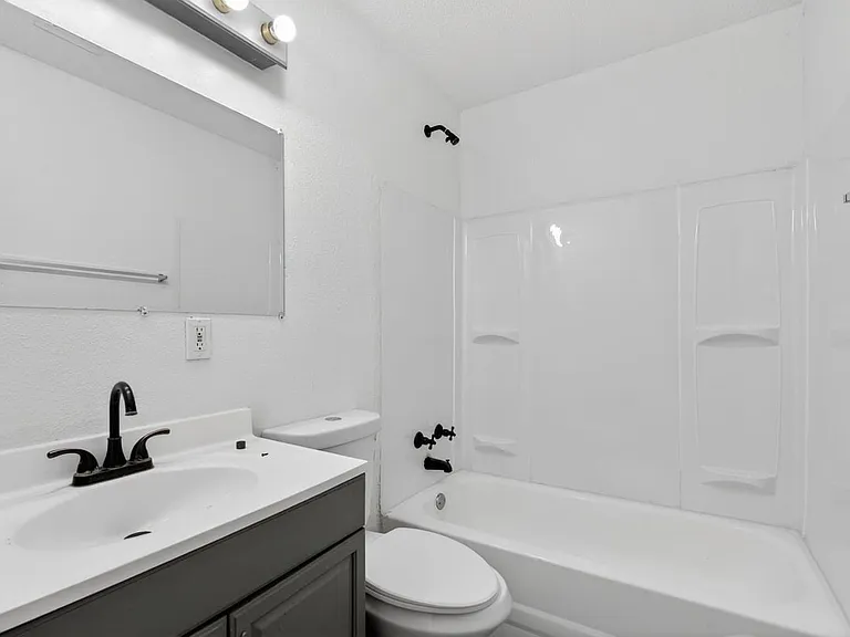811 Saint Thomas Ln — Photo 13