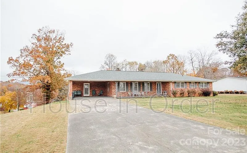 4 bed, 2.0 bath, 1969 sqft, $2,500 — Photo 1