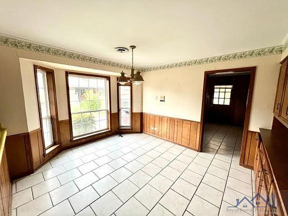 5th image of 129 Rubaiyat Dr