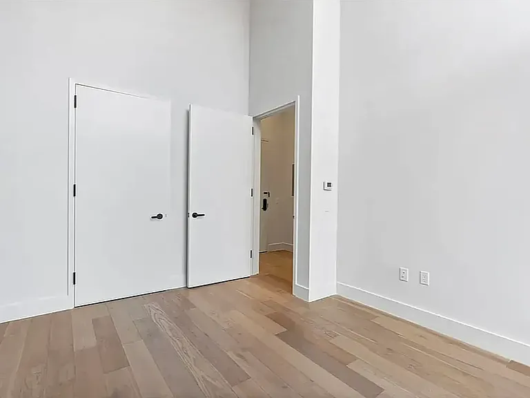 92-27 160th St #300 — Photo 9