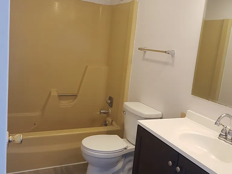 1309 W Chestnut St #5 — Photo 11