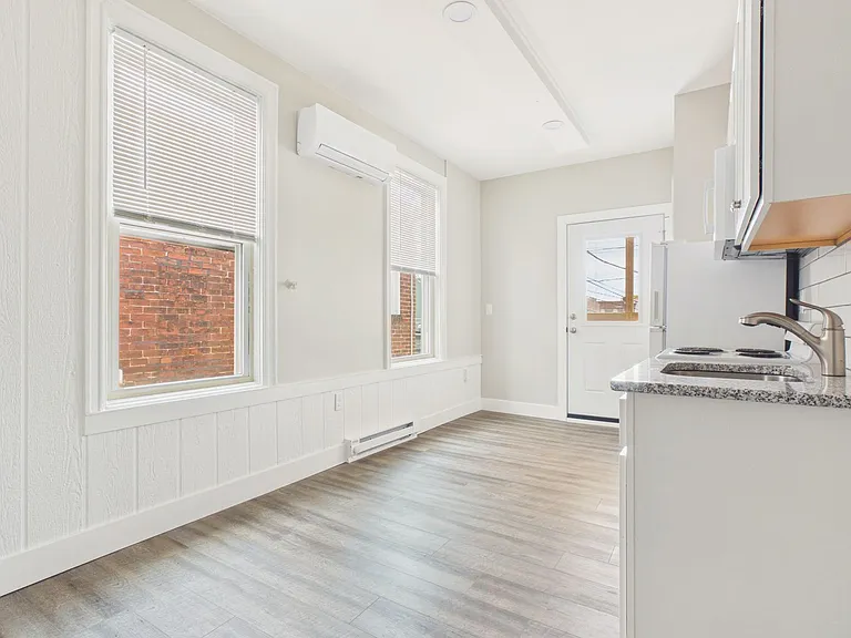 916 Green St — Photo 4