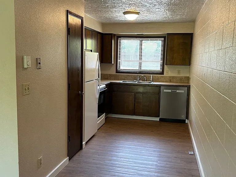 111 Beacon Hill Dr — Photo 3