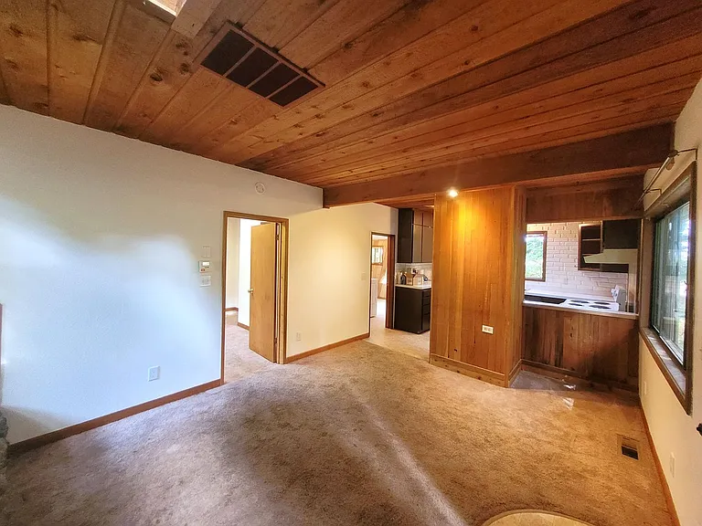1327 Toledo St — Photo 5