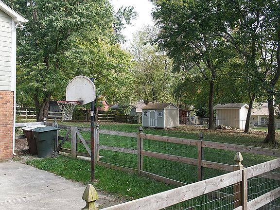 Lg back yard and basketball