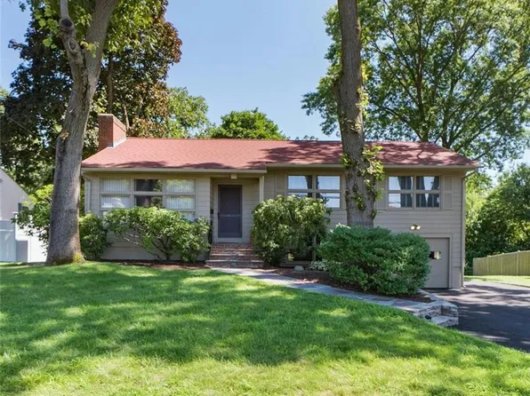 212 Lawnacre Dr, Cranston, RI 02920