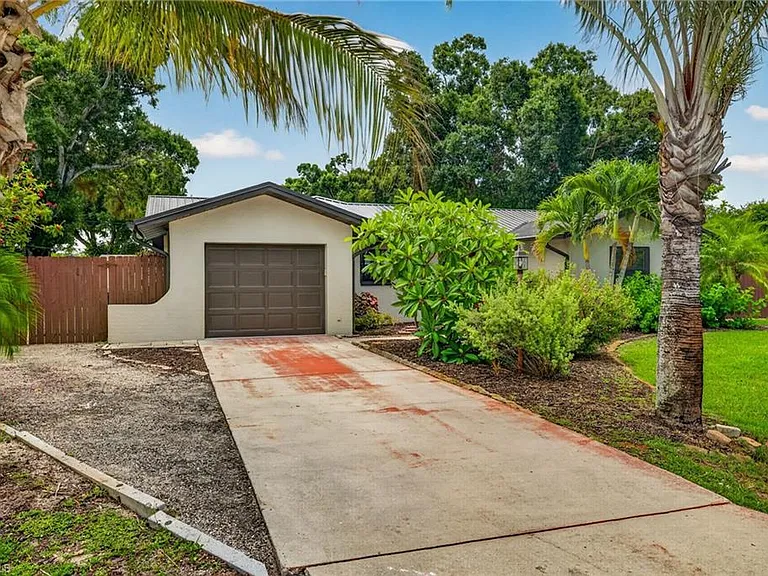 18185 Hilda Dr — Photo 24