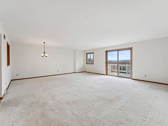 5th image of 884 Iroquois Cir
