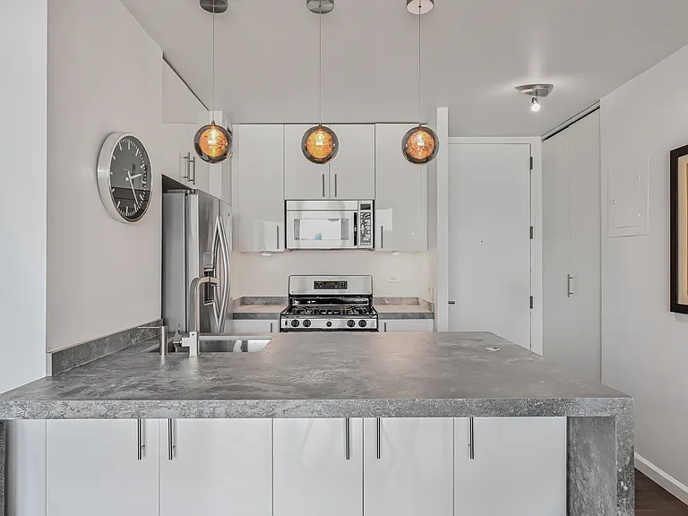 415 E 37th St #14D — Photo 6
