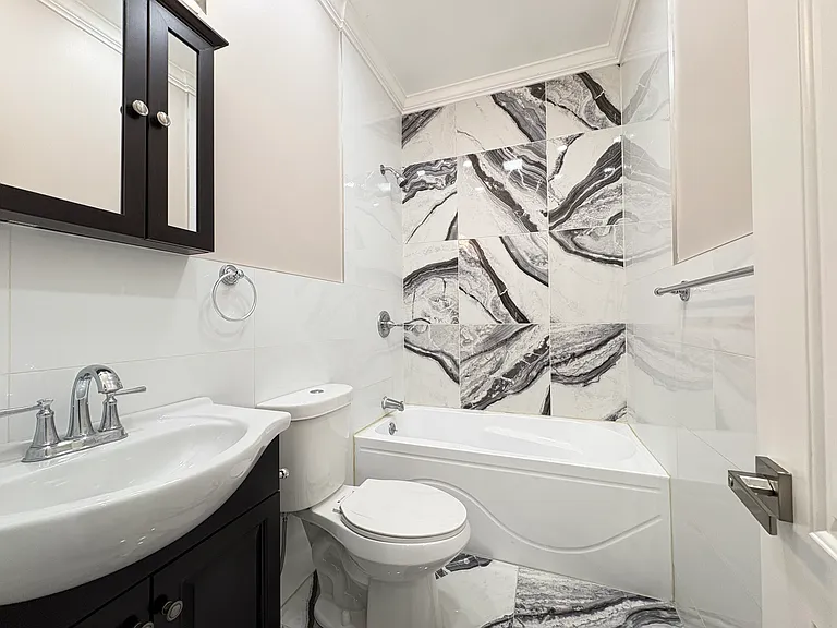 5516 Hudson Ave #1R — Photo 4
