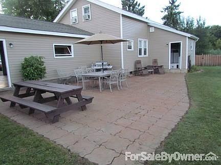 Back patio
						:
						Fenced in area