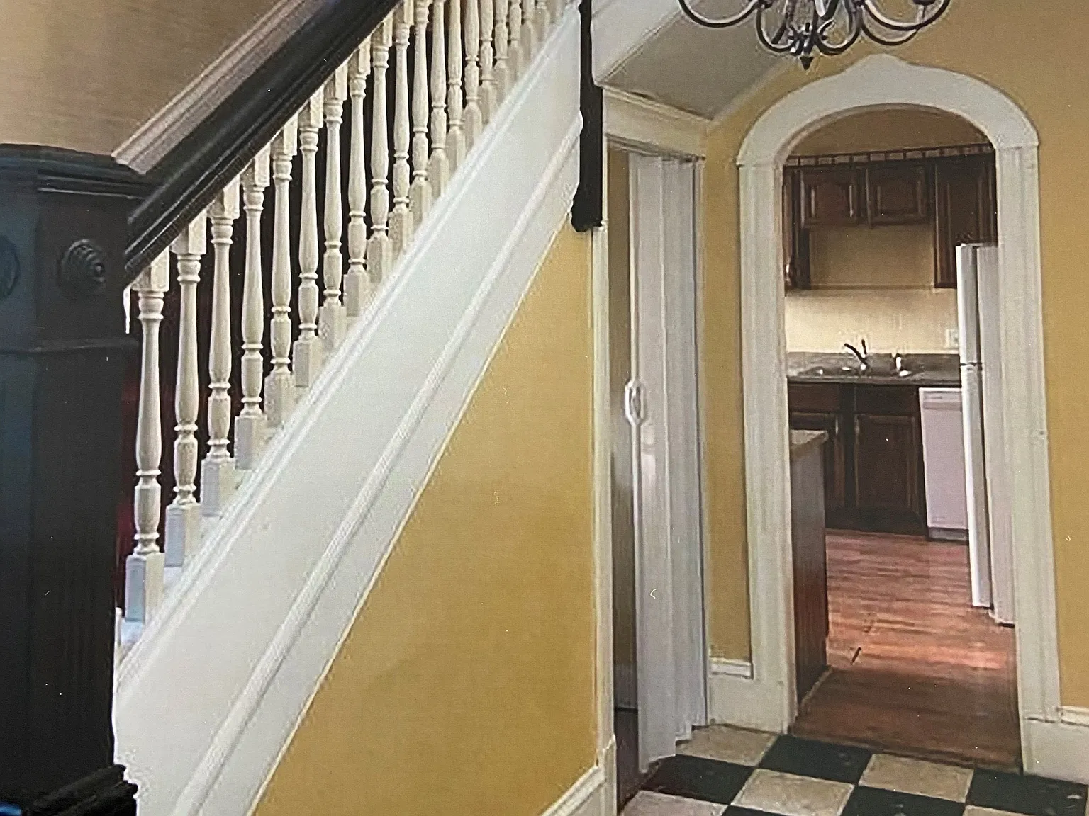 6 bed, 2.5 bath, 3000 sqft, $800 — Photo 1