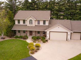 1580 Milton Cir, Oshkosh, WI 54904