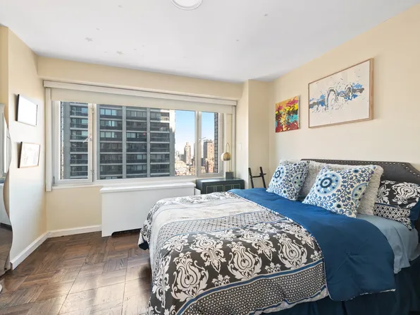 303 East 57th Street image 10 of 12