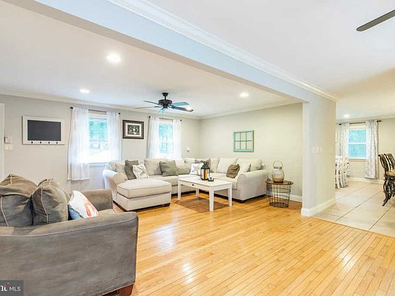 5th image of 146 Oak Ln