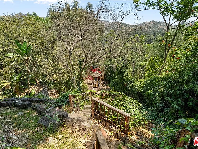 2700 Glendower Ave — Photo 63