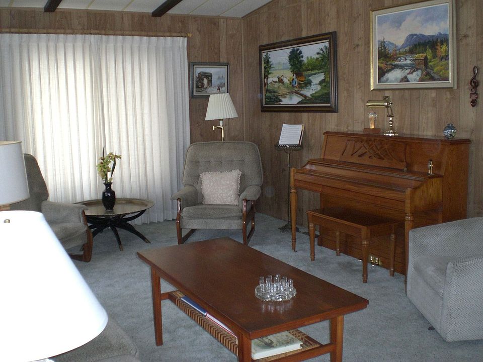 Living Rm w/vaulted ceiling