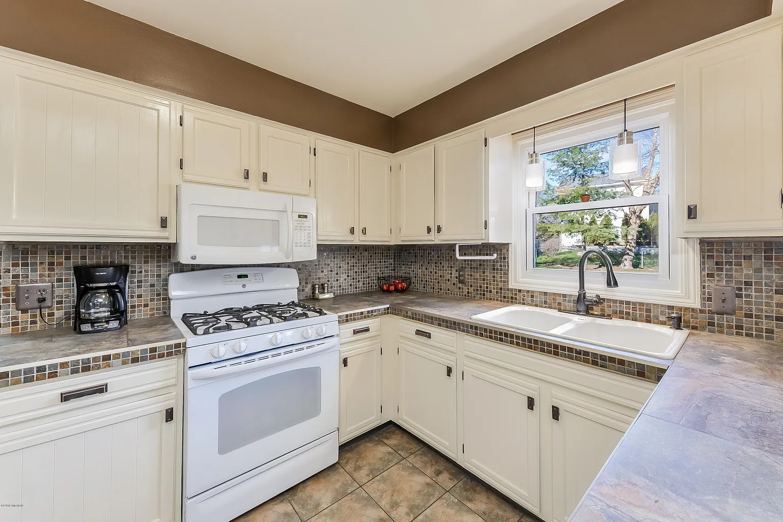 1061 Sweet St NE photo 1